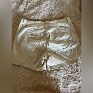 Vineyard  vines short size 4